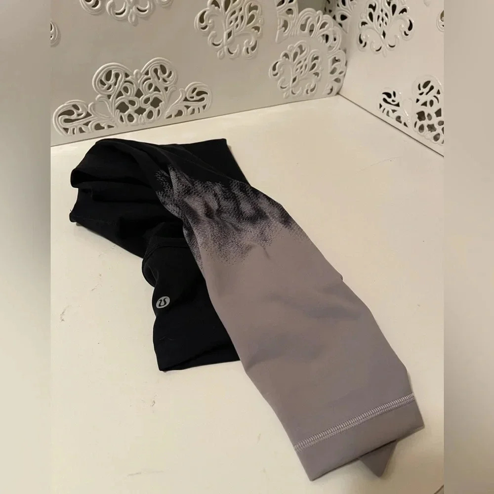 Lululemon small size athletic leggings. gorgeous color and design.